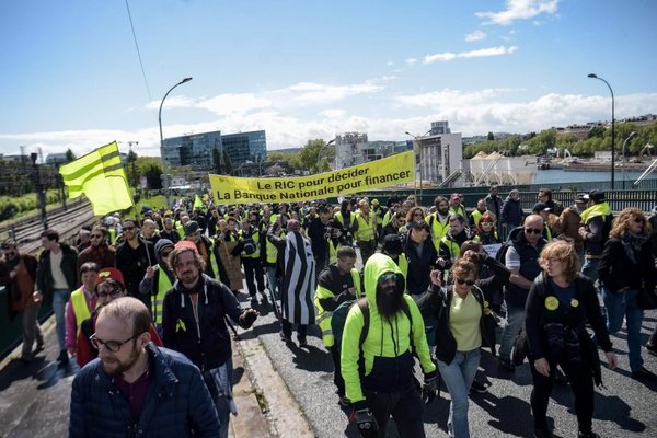 Los “chalecos amarillos” salen a la calle a desafiar a Macron - Internacionales - ABC Color