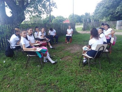 Un grupo de alumnos retoma clases en Puerto Pinasco
