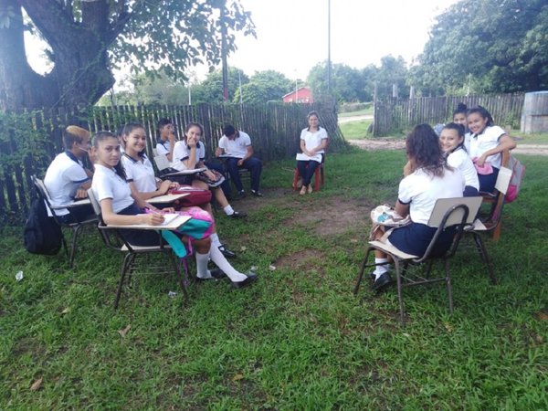 Un grupo de alumnos retoma clases en Puerto Pinasco