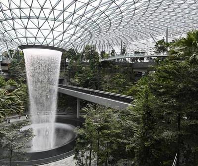 La impresionante cascada del aeropuerto de Singapur