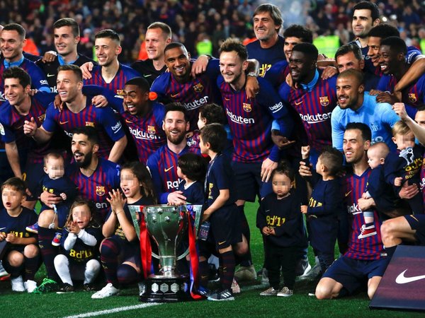 El Barcelona festeja el título de Liga pensando en el Liverpool