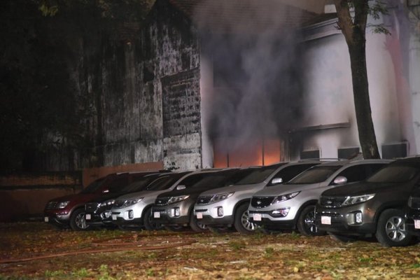 Sofocan incendio en empresa - Nacionales - ABC Color