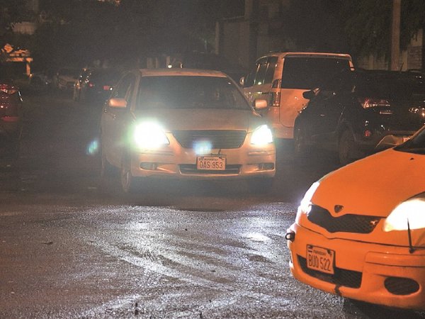 Proliferan rodados con potentes faros que aumentan el riesgo vial
