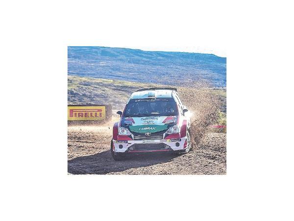 Neuville, líder, y Ale se acerca