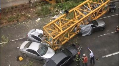 Derrumbe de grúa de construcción sobre vehículos deja cuatro muertos - ADN Paraguayo