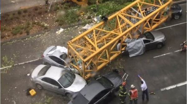 Derrumbe de grúa de construcción sobre vehículos deja cuatro muertos - ADN Paraguayo