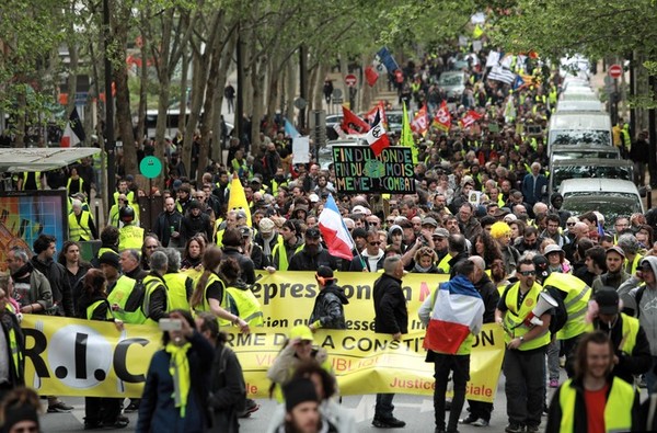 Los chalecos amarillos volvieron a marchar en desafío a Macron - ADN Paraguayo