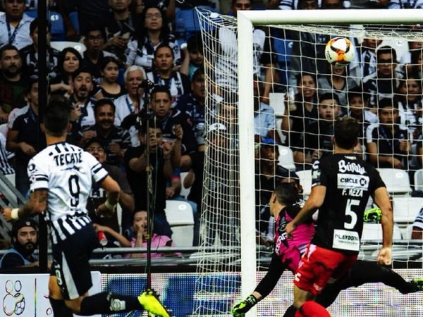 Tremendo gol de Adam Bareiro en México