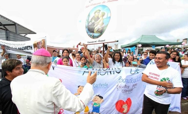 HOY / Marchan por la familia tradicional y por la vida