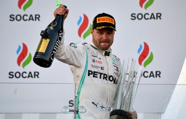 Bottas y Hamilton celebran doblete de Mercedes en Azerbaiyán
