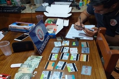Encuentran más aparatos para clonar tarjetas - Radio 1000 AM