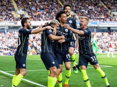Agüero mantiene al Manchester City en el liderato