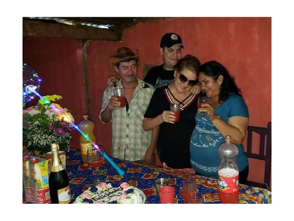 Mujer esteña festeja su cumpleaños con madre de Edelio