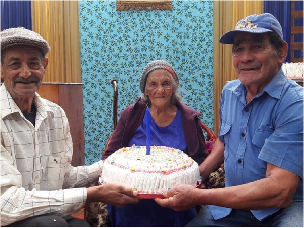 Abuela cumple 100 años y afirma que el secreto es una vida tranquila
