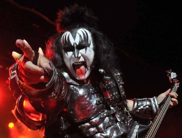 HOY / Gene Simmons celebra su bandera en Para Uno