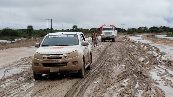 HOY / Funcionarios de la SEN trabajan en Alberdi para contrarrestar avance del agua