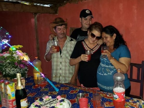 Mujer esteña festeja su cumpleaños con madre de Edelio | Paraguay en Noticias