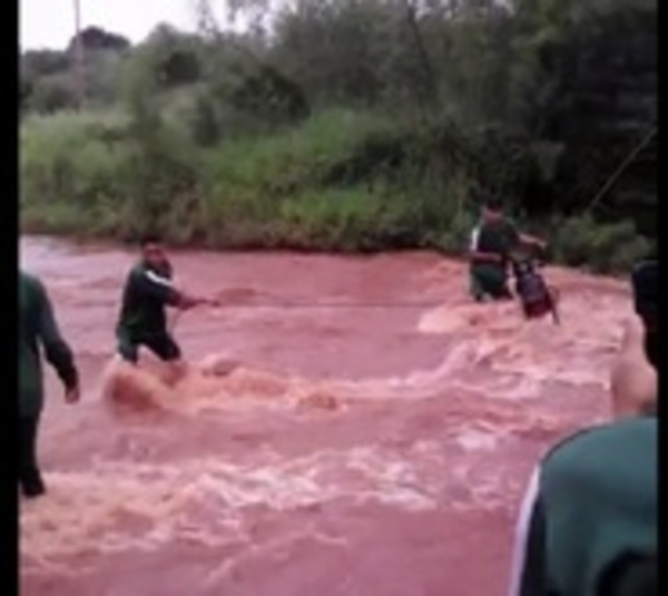 Alumnos exponen sus vidas cruzando caudaloso arroyo - Paraguay.com