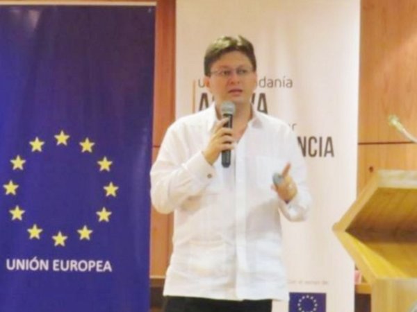Desbloqueo y urna electrónica son también polémica en otros países