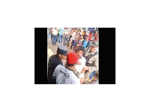 Filman al concejal Kelembu en aparente estado etílico