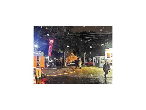 Controlan incendio en concesionaria de automóviles