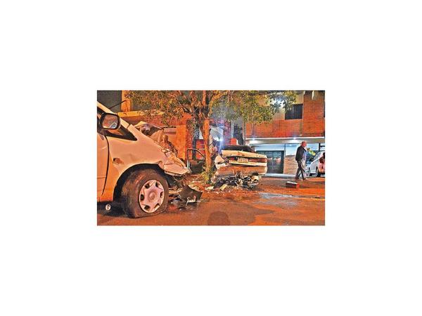 Ebrio causa triple choque, deja 2 heridos y queda libre