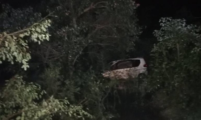 HOY / Auto cayó a baldío lleno de agua, los 5 ocupantes quedaron heridos