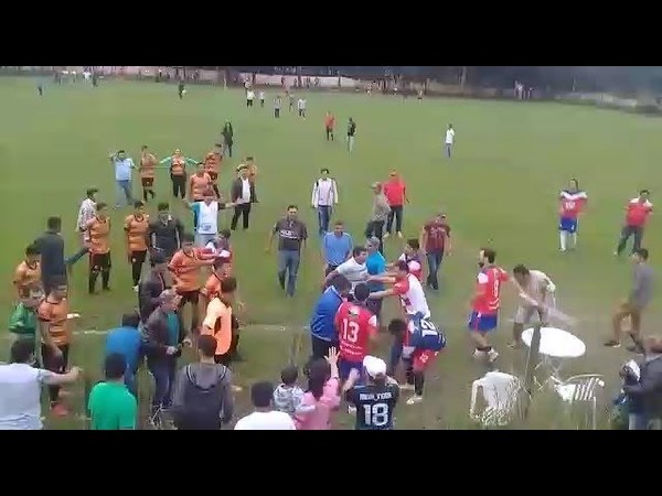 BATALLA CAMPAL DURANTE PARTIDO DE FÚTBOL
