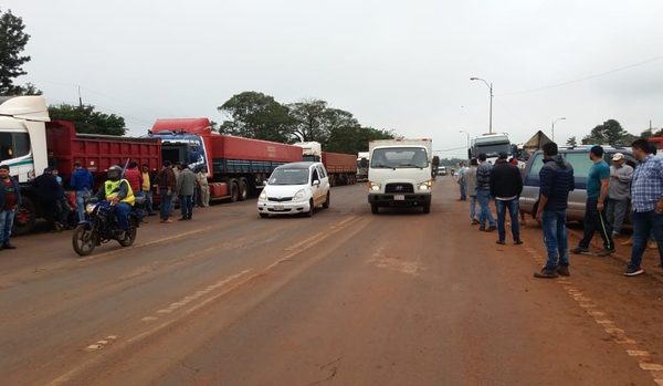 Camioneros bloquean ruta en el Km 30