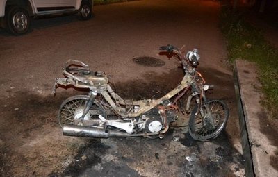 Quemó la moto de su vecino por “sobrador”