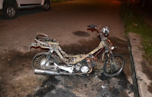 Quemó la moto de su vecino por “sobrador”