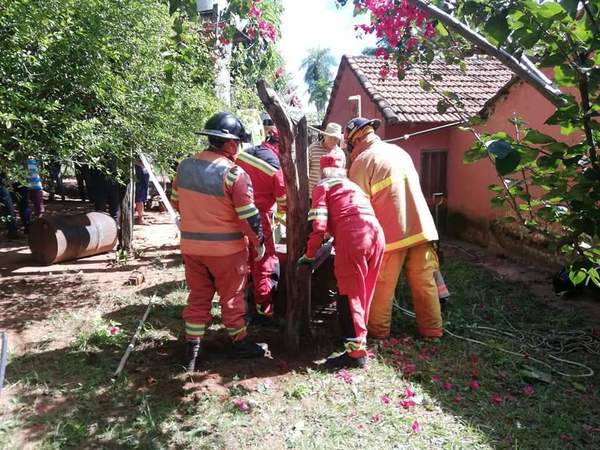 Momento en que el feminicida era retirado del pozo de agua - Digital Misiones