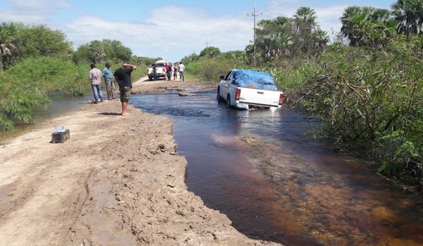 Aislados por inundaciones claman ayuda