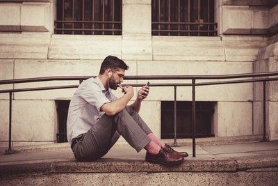 Usar audífonos o auriculares mucho tiempo puede causarte problemas en el oído - Periodismo Joven - ABC Color