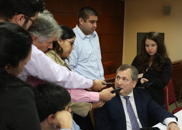 Ministro de la Corte pide que se le descuente su salario - Radio 1000 AM