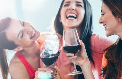Estudio desmiente teoría de que ingerir licor de forma moderada ayuda a la salud - C9N