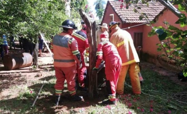 Hombre se tiró a un pozo luego de asesinar a su esposa de una puñalada