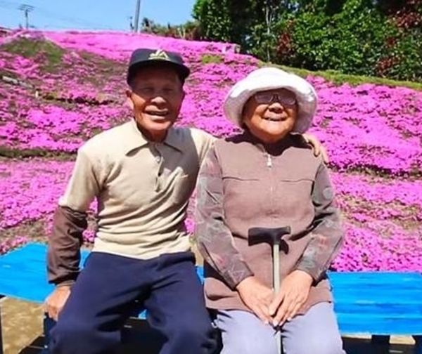 Cultivó miles de flores para que su esposa ciega pudiera olerlas