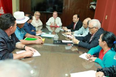 Ministros conversaron con dirigentes sociales sobre construcción de viviendas | .::Agencia IP::.