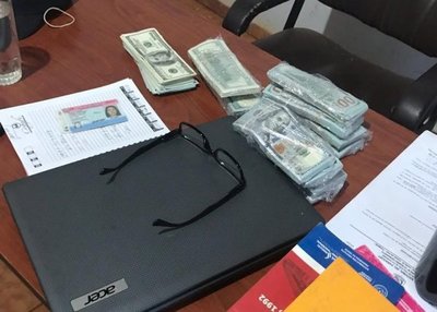 Denuncia que comisario le robó US$ 150.000 - Nacionales - ABC Color