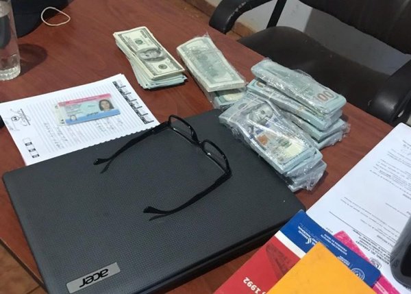 Denuncia que comisario le robó US$ 150.000 - Nacionales - ABC Color