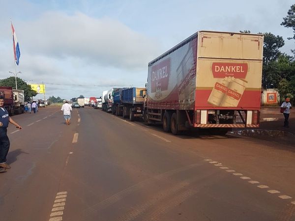 Minga Guazú: Camioneros cortan ruta por aumento de combustible | Paraguay en Noticias