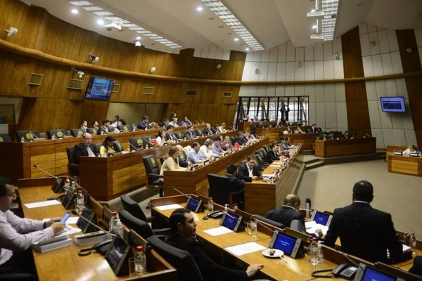 Diputados retiran acusación a Garay Zuccolillo | Paraguay en Noticias