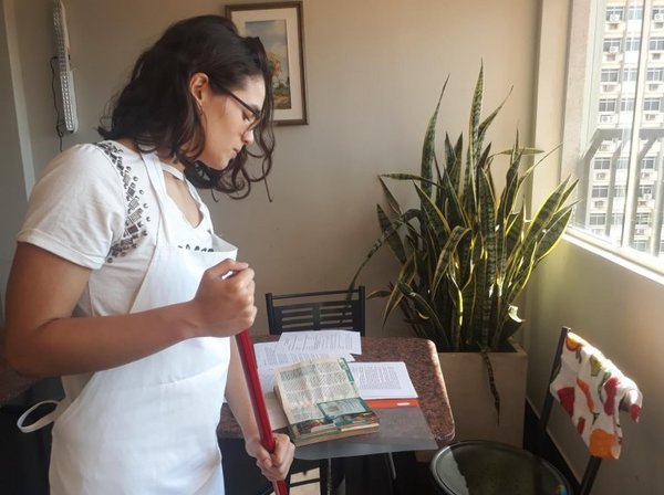 Diario de una doméstica estudiante: libros escondidos entre escobas y lavarropas - Periodismo Joven - ABC Color