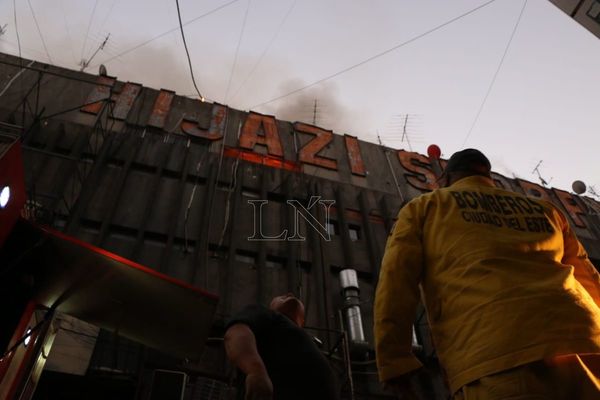 Bomberos controlan incendio de Shopping en CDE  | Paraguay en Noticias 