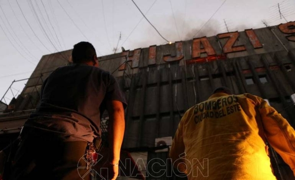 HOY / Escuchan explosiones y de nuevo se incendia conocido shopping en Ciudad del Este