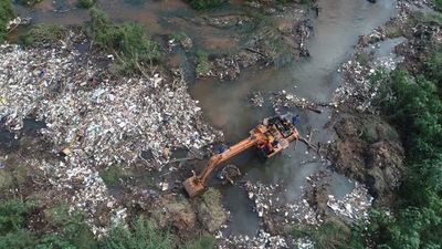 Retiran 25 toneladas de basura del arroyo San Lorenzo