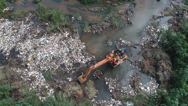 Retiran 25 toneladas de basura del arroyo San Lorenzo