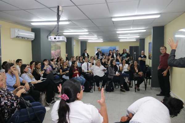 Funcionarios públicos se capacitan en lengua de señas para atención inclusiva | Paraguay en Noticias