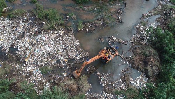 Retiran 25 toneladas de basura del arroyo San Lorenzo | Paraguay en Noticias 